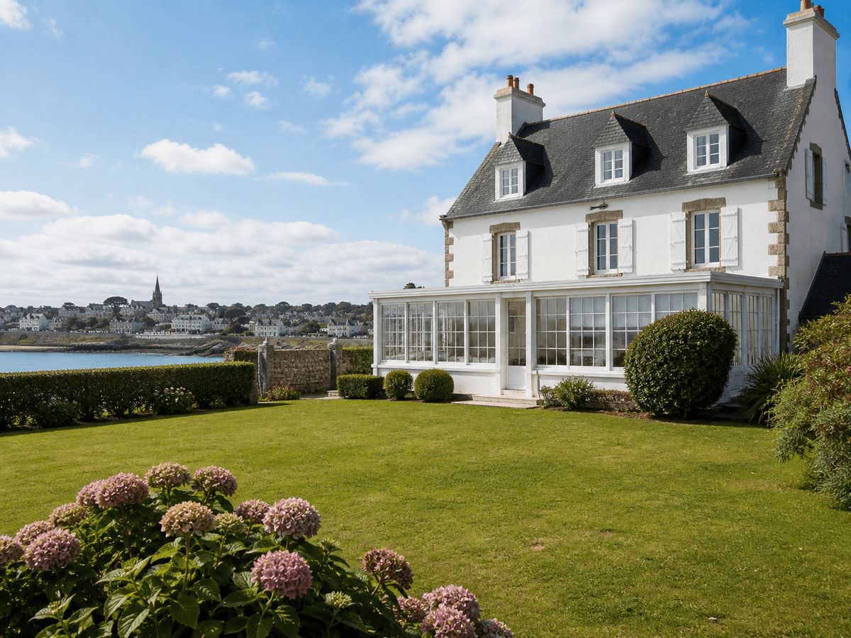 Maison de famille avec véranda et jardin face à la mer